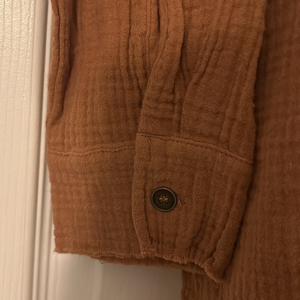 NWT Hem & Thread button up - Picture 5 of 6